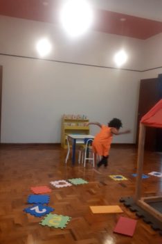 Princess Keilah Counting in Portugese by Jumping on the Numbers